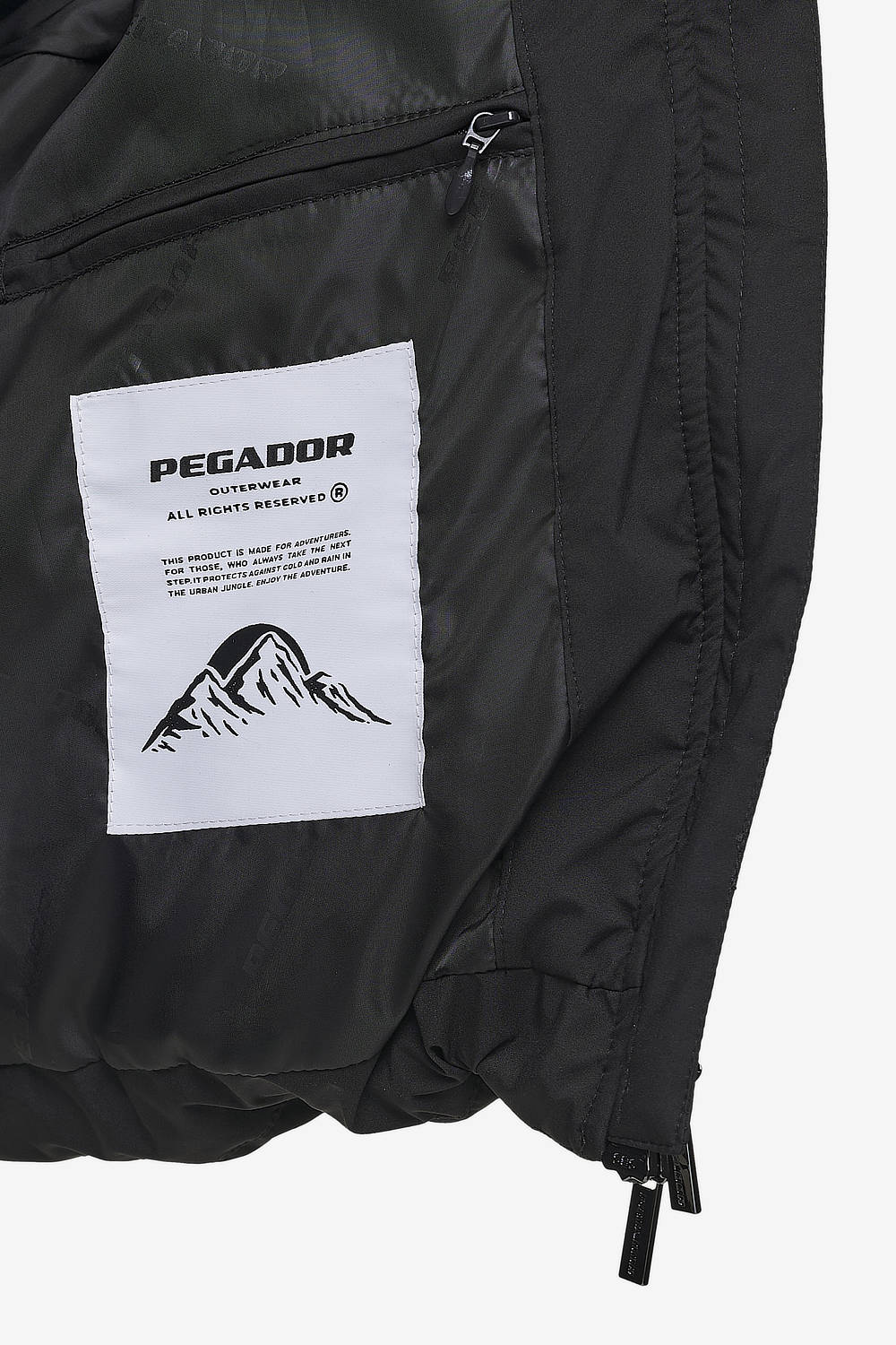 Pegador Henra Oversized Raglan Puffer Jacket Black Detailshot aus der PEGADOR® Outerwear 24 Kollektion für DaHerren