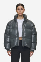 Pegador Henra Crushed Glossy Oversized Raglan Puffer Jacket Anthracite Hauptansicht aus der PEGADOR® Outerwear 24 Kollektion für DaHerren