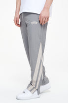 Pegador Ascot Track Pants Dusk Grey Angels Cream Seitenansicht aus der Trust The Process Kollektion für Herren