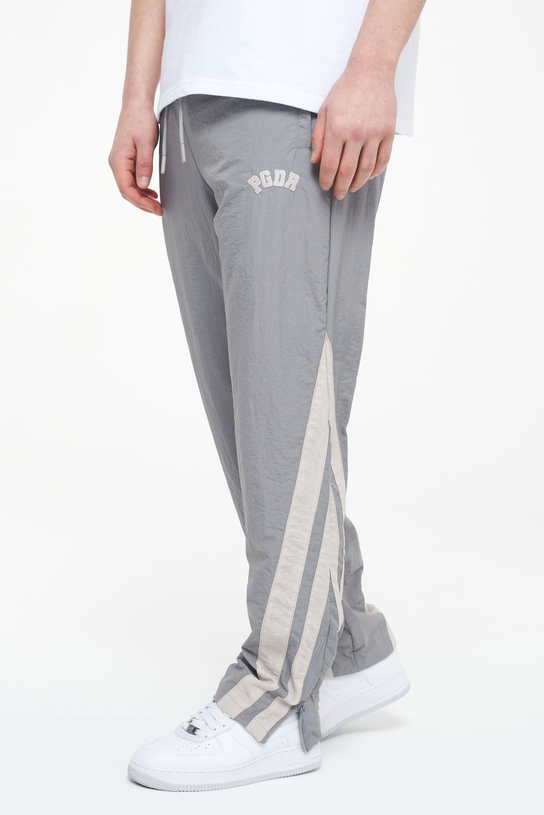 Pegador Ascot Track Pants Dusk Grey Angels Cream Seitenansicht aus der Trust The Process Kollektion für Herren