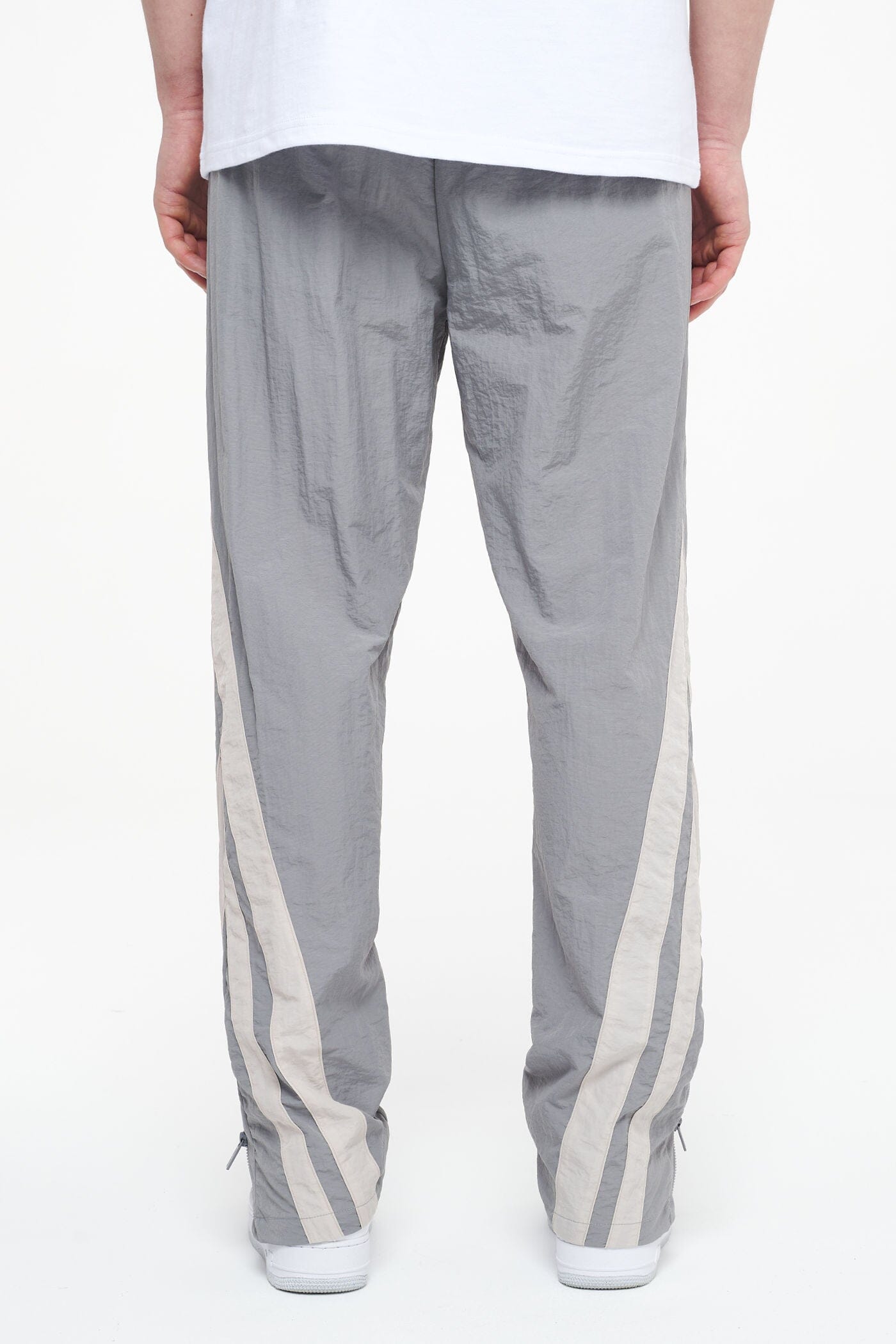 Pegador Ascot Track Pants Dusk Grey Angels Cream Gegenansicht aus der Trust The Process Kollektion für Herren