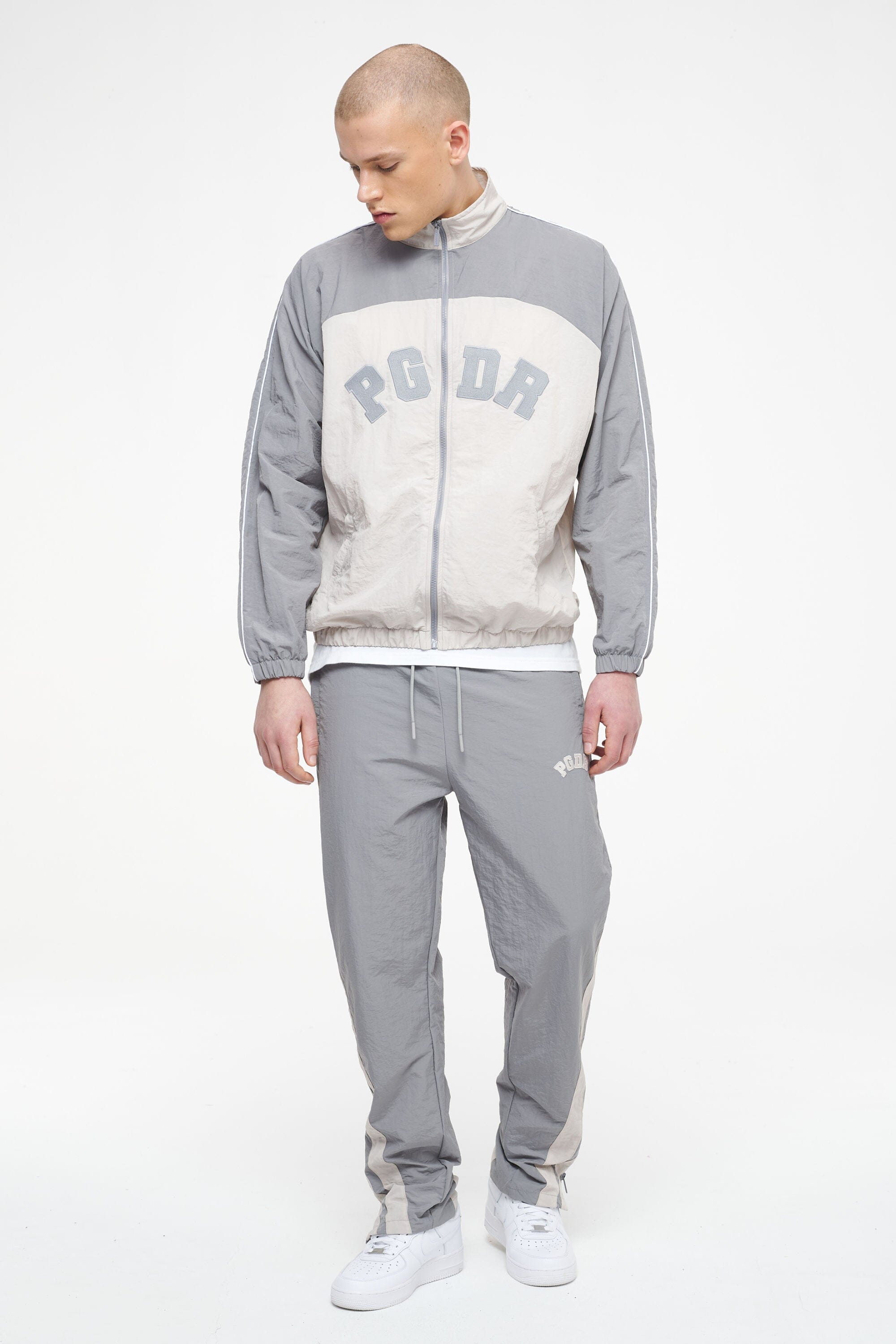 Pegador Ascot Track Pants Dusk Grey Angels Cream Ganzkörper Bild aus der Trust The Process Kollektion für Herren