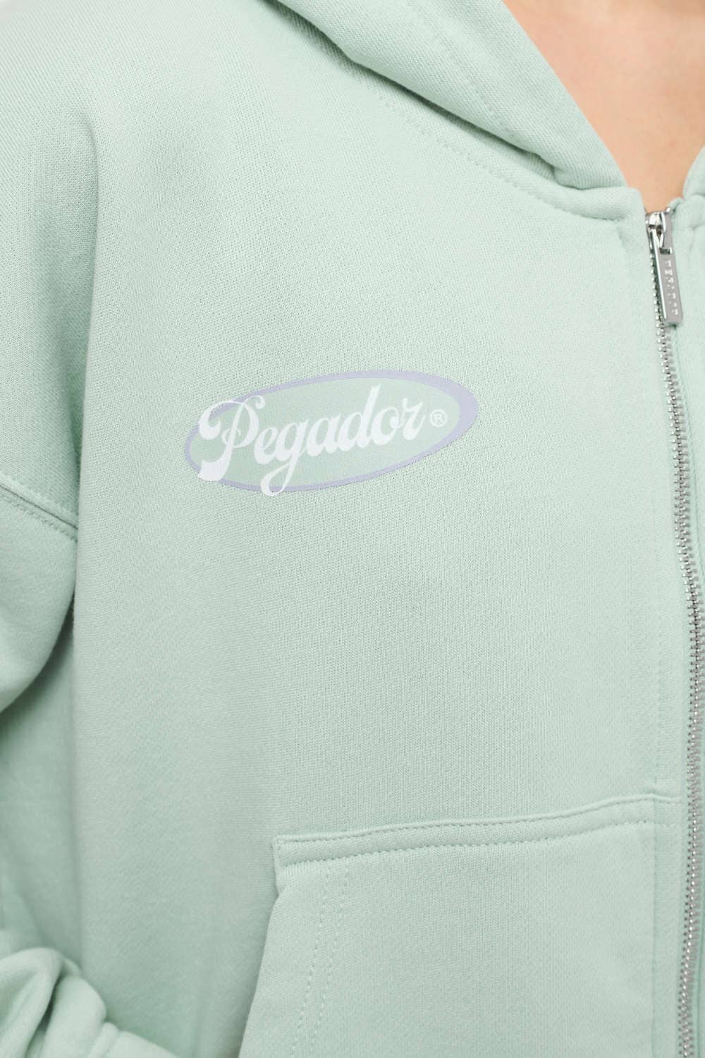 Pegador Hills Cropped Zip Hoodie Vintage Washed Milky Green Detailshot aus der Trust The Process Kollektion für DaHerren